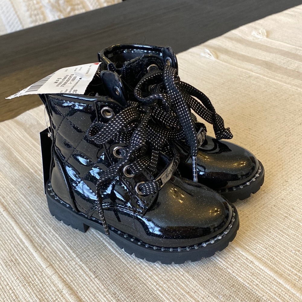 Tahari toddler boots size 5. Color black. New with tags